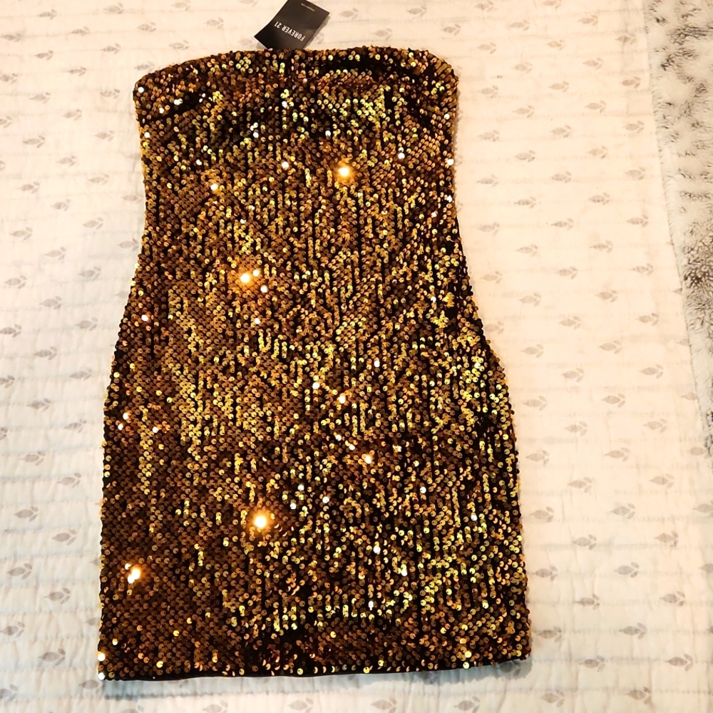 NEW, beautiful gold sequined mini dress by Forever 21. Perfect condition!